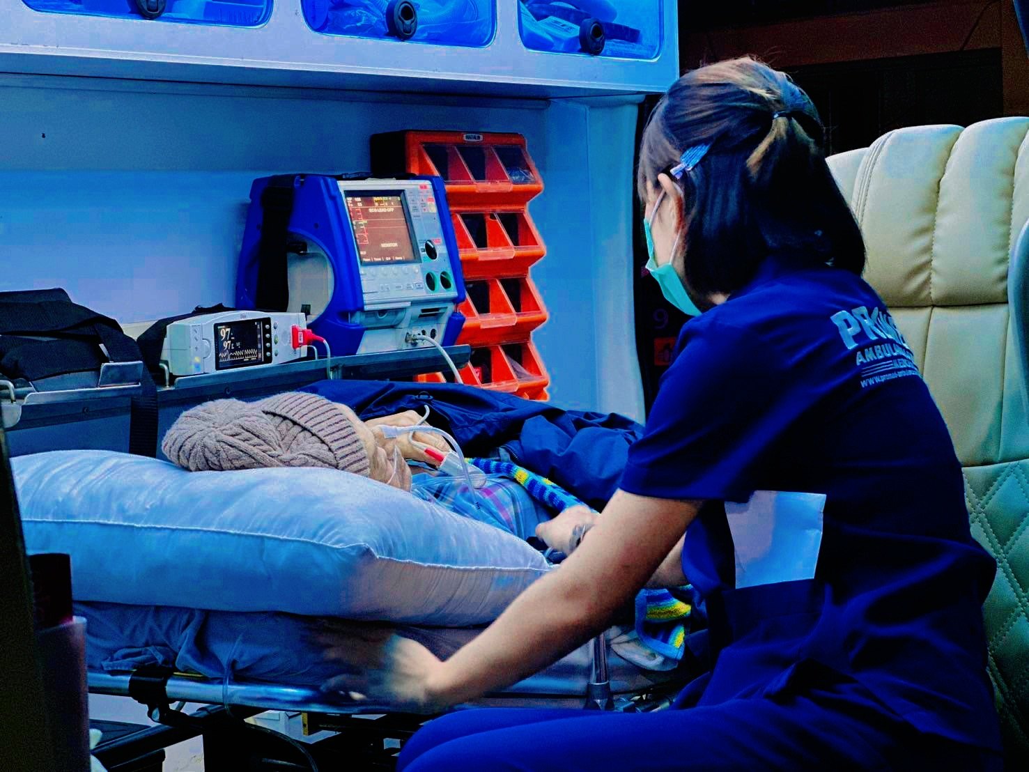 เจ้าหน้าที่ PROMED ดูแลผู้ป่วยระหว่างเคลื่อนย้าย